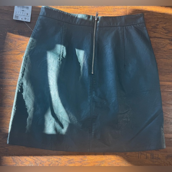 Zara Dark Green A-Line Leather Mini Skirt - Picture 2 of 5